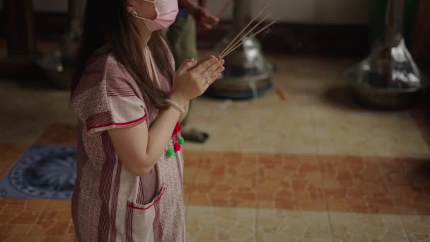 Ázsiai Imádkozva Tömjén Pálcikákkal Kezében Thaiföldön Vallási Fogalom — Stock videók