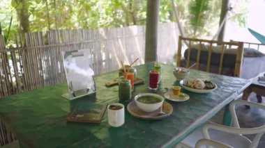 İspanyol kadın Koh Phangan, Tayland sahilinin fotoğrafını çekmek için akıllı telefon kullanıyor - yakın çekim - 4K Yatay video