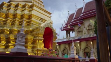 Vista en movimiento de Flags, Chiang Mai 'deki bir tapınakta rüzgarda sallanıyor.