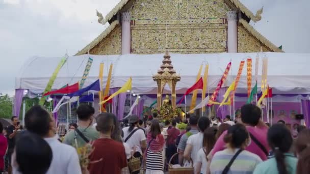 Folk Köar För Att Komma Till Den Heliga Figuren Chiang — Stockvideo