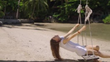 Çiftler detoks suyu içerken güler, tekrar kadeh kaldırır ve içerler - 4K Yatay video