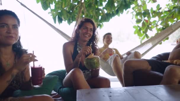 美しい女性のココナッツと笑顔を飲むの肖像 リラックスした自然なカメラを見る 4K水平ビデオ — ストック動画