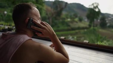 Chiang Mai 'deki bir dağ barında konuşan sakallı adam.