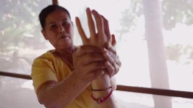 Profesyonel masaj terapisti kaplıcada yağ kullanarak kadın eline masaj yapıyor. Tayland geleneği.