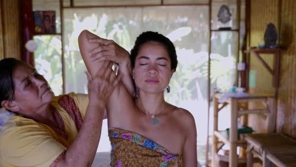 Hermosa Mujer Latina Obtiene Masaje Relajante Centro Bienestar Tradicional Tailandés — Vídeo de stock