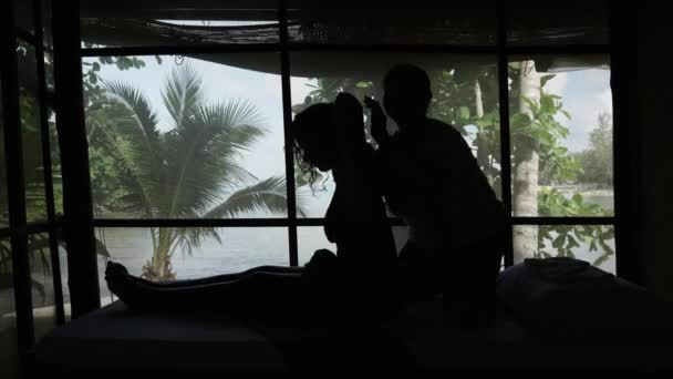 Nierozpoznawalny Tajski Masażysta Pracujący Spa Przy Plaży Koh Phangan Dając — Wideo stockowe