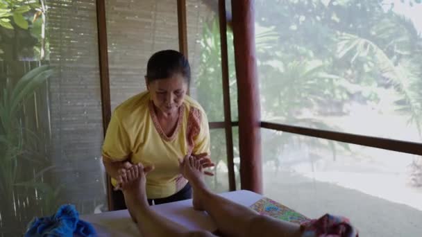 专业按摩师伸展年轻女装裁缝师的脚 泰国传统美容院 — 图库视频影像