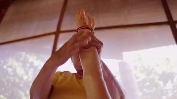 Masajista Profesional Haciendo Masaje Manos Brazos Femeninos Sesión Masaje Tailandés — Vídeo de stock