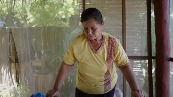 Femme Aînée Thaïlandaise Donnant Massage Apaisant Pour Les Pieds Pieds — Video