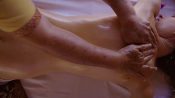 Kobieta Leży Aby Uzyskać Relaksujący Masaż Olejny Przez Profesjonalnego Tajskiego — Wideo stockowe