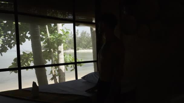 Sylwetka Mężczyzny Gabinecie Masażu Spa Widokiem Plażę Przez Duże Okno — Wideo stockowe