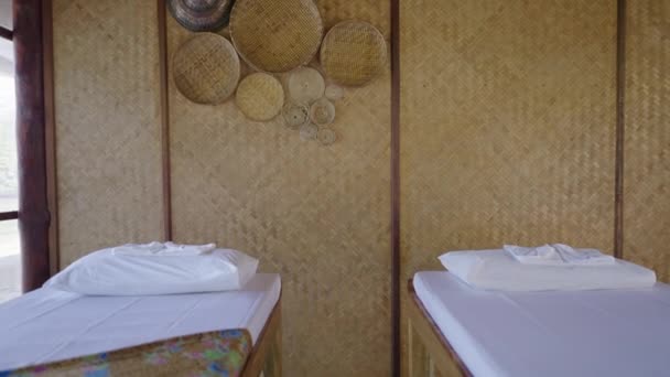 Sala Massaggi Vuota Con Due Tavoli Splendidamente Decorati Massaggio Tailandese — Video Stock