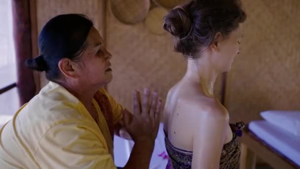 推拿治疗高加索妇女背痛的侧观 泰国传统 — 图库视频影像
