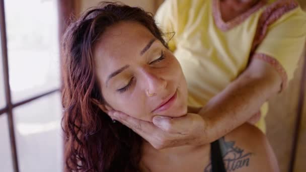 顔のないマッサージ師は 治癒センターで西ヨーロッパの女性にタイ式マッサージを提供します クローズアップショット タイの伝統 — ストック動画