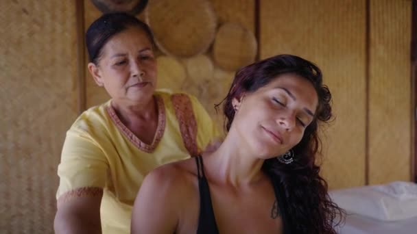 Jovencita Relajándose Mientras Masajea Spa Anciana Tailandesa Realizando Masaje Cuidado — Vídeos de Stock
