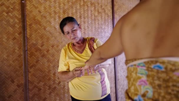 ヒスパニックな女体にマッサージを行うタイのおばあさん 癒しとリラックスマッサージ タイの伝統 — ストック動画