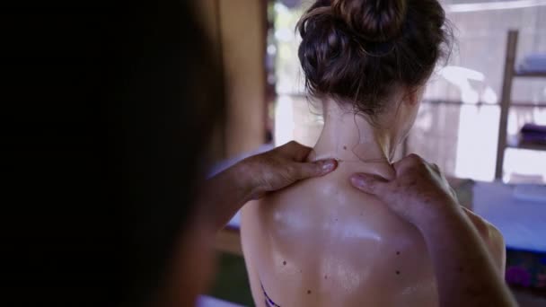 Massothérapeute Méconnaissable Fait Massage Dos Des Épaules Huile Tradition Thaïlandaise — Video