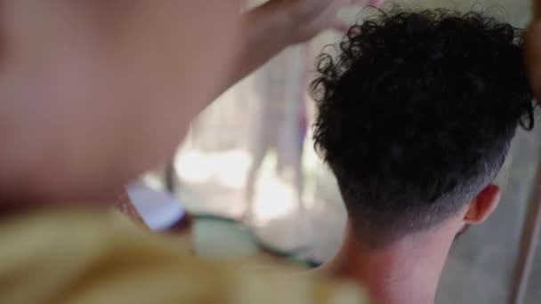 Vista Posterior Hombre Irreconocible Recibiendo Masaje Cabeza Mujer Frota Mans — Vídeo de stock