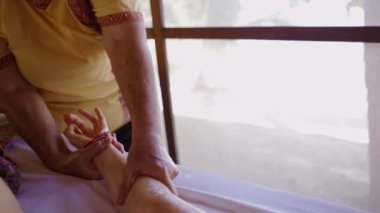 Tanınmayan masaj terapisti kadın vücuduna Tayland masajı yapıyor - Ağır çekim - Tayland geleneği