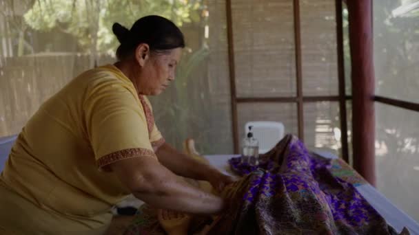 ウェルネスセンターでオイルを使用して認識できない女性の体をマッサージ高齢者のタイの女性 タイの伝統 — ストック動画