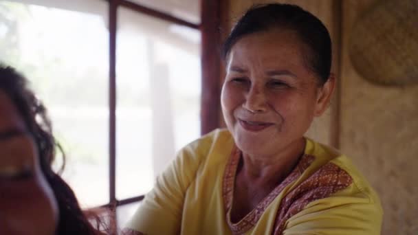 Szczęśliwy Rodzimy Starszy Tajski Zębate Uśmiech Dając Masaż Młodego Dorosłego — Wideo stockowe