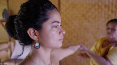 İspanyol kadın Tayland Sağlık Merkezi 'nde rahatlatıcı masajdan hoşlanıyor - yan görüş - Tayland geleneği