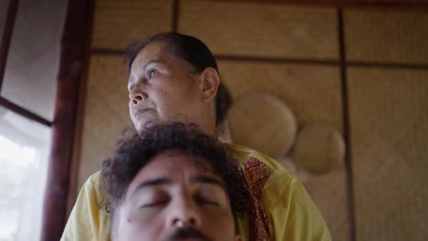 Hombre Bohemio Recibiendo Masajes Relajantes Centro Bienestar Lujo Cerca Tradición — Vídeo de stock