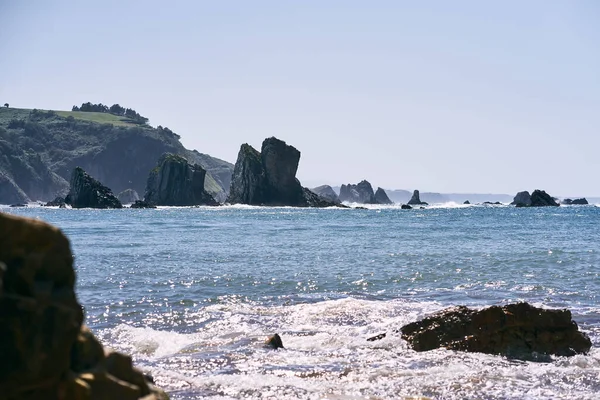 Landschaft Des Kantabrischen Meeres Mit Großen Felsen Der Nähe Der — Stockfoto