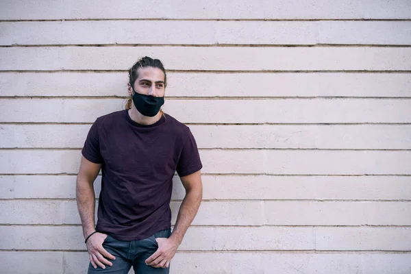 Pemuda Kaukasia Berbaju Hitam Dengan Topeng Wajah Bertangan Saku Celana — Stok Foto