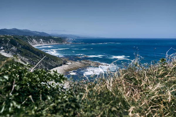 アストゥリアス スペインの近くに強い波を持つカンタブリア海の大きな岩や植生を持つ印象的な崖 アストゥリアスの概念 — ストック写真