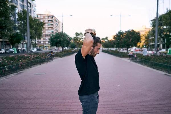 Pemuda Kulit Hitam Kaukasia Berambut Pirang Panjang Membuat Rambut Ekor — Stok Foto