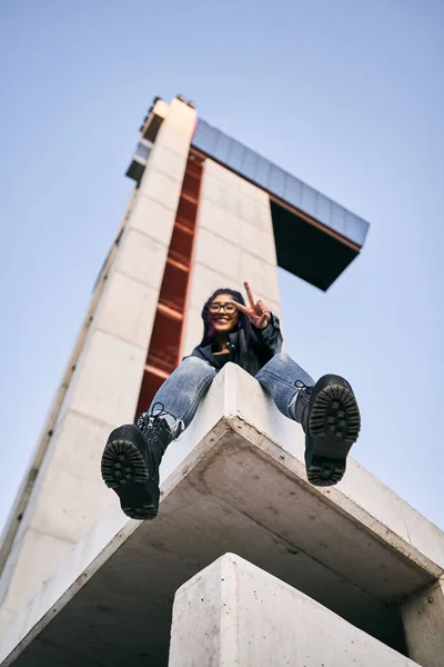 Χαμηλή Γωνία Φωτογραφία Του Κοριτσιού Λατίνα Μελαχρινή Μεγάλες Μαύρες Μπότες — Φωτογραφία Αρχείου