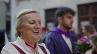 Kadın oğluyla birlikte geleneksel Zaragoza şenliklerinde yürüyor. İspanyol gelenekleri.