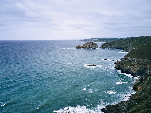 強い波と曇り空の日に青い海によって岩の崖の印象的な風景 ペナス スペイン スペインの風景 — ストック写真