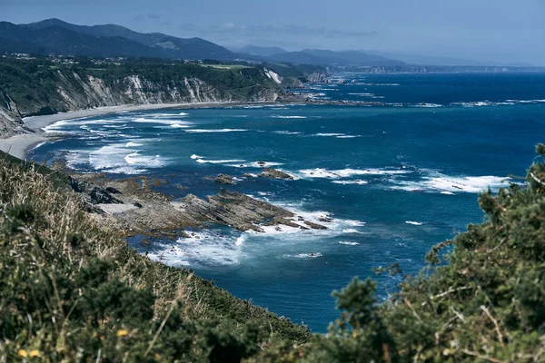 カンタブリア海 アストゥリアス州 スペインの強い波を持つ北スペインの海岸にある大きな石や岩 Astruianの概念 — ストック写真