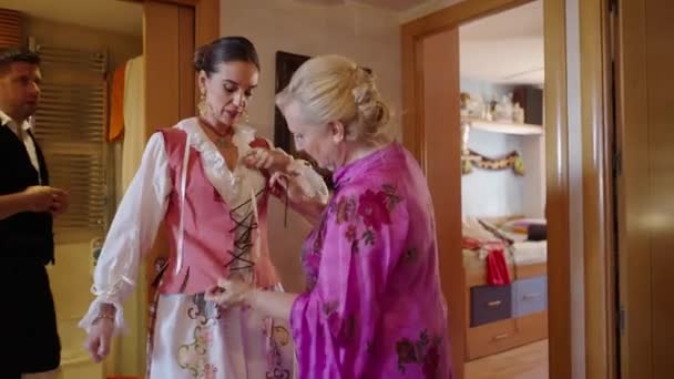 나이든 여자가 여자가 의상을 입도록 스페인 — 비디오