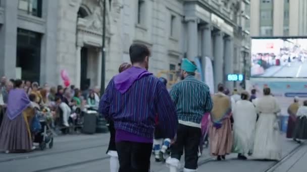 Spanischer Junge Läuft Mit Seiner Familie Der Parade Spanische Traditionen — Stockvideo