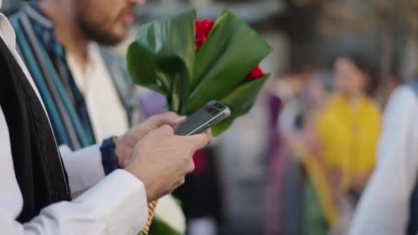Mãos Homem Adulto Caucasiano Tocando Sua Tela Telefone Celular Tradições — Vídeo de Stock