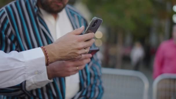Muž Ukazuje Něco Mobilním Telefonu Svému Rodinnému Příslušníkovi Španělské Tradice — Stock video