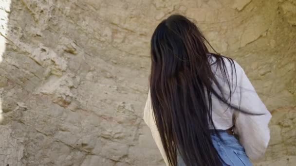 在纳瓦拉 西班牙风景区的一个洞穴里 美丽的黑发女孩观察周围的环境 — 图库视频影像