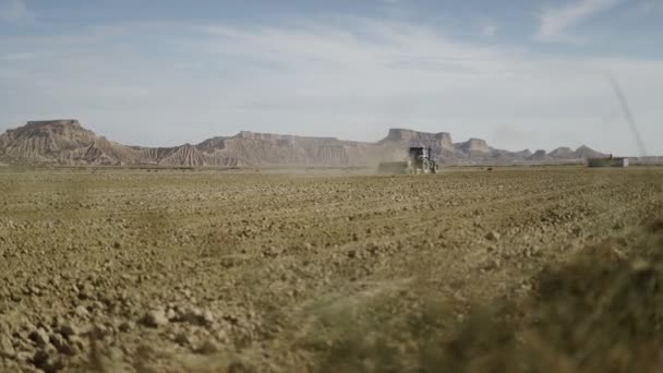 Mähdrescher Durchkämmt Ein Feld Der Wüste Spanische Landschaften — Stockvideo