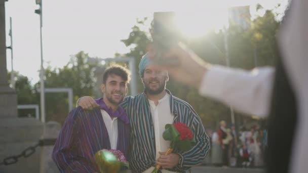 Dospělá Mužská Ruka Fotící Dva Mladé Muže Plnovousem Květinami Ruce — Stock video