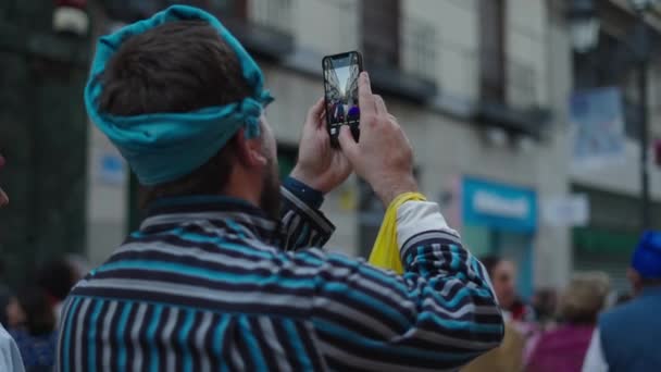 머리에 스카프를 휴대폰 스페인 사진을 — 비디오