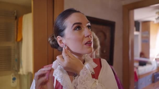 Brunetka Vlasy Svázané Dává Náušnice Zatímco Její Matka Pozoruje Španělské — Stock video