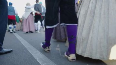 Zaragoza 'da bir geçit törenindeki insanların topraklarından görünüşü - İspanyol gelenekleri