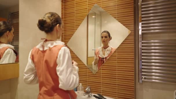 Kavkazská Žena Pozorující Své Oblečení Zrcadle Zaragoze Španělské Tradice — Stock video