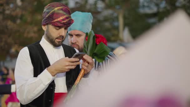 Dva Španělští Muži Svátečních Tradičních Šatech Dívají Telefon Jednoho Nich — Stock video