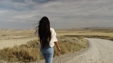 Güzel saçlı Latin kız İspanya 'da ikincil bir yolda yürüyor - İspanyol manzarası