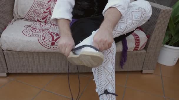 Mãos Homem Espanhol Vestindo Seus Cadarços Sandália Tradições Espanholas — Vídeo de Stock