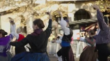 Tipik Zaragoza kostümlü bir grup yetişkin jota dansı yapıyor - İspanyol gelenekleri.